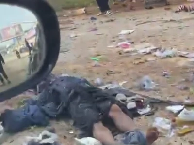网友投稿：果敢老街卧虎山庄门口   尸横遍野