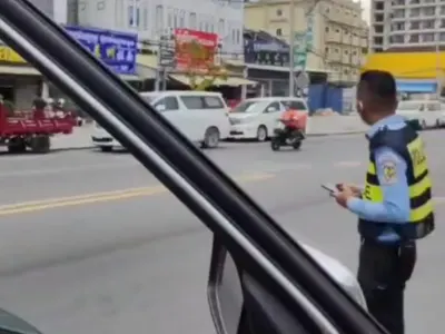 读者爆料：今天下午，开车在西港独立大道被两个交警拦住要钱