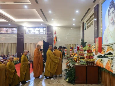 越南千名僧尼悼念交通事故遇难者