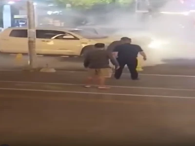 西港一辆汽车自燃，司机为中国人