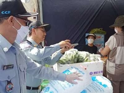 金边官员对送水节摊位食品进行化验，保障人民健康！