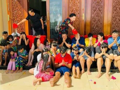 洪森亲王为子孙沐浴祈福