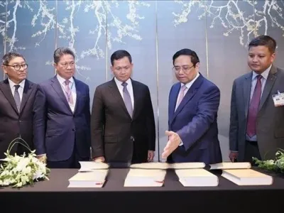 越南政府总理范明政向柬埔寨王国首相赠送阮富仲总书记的书籍