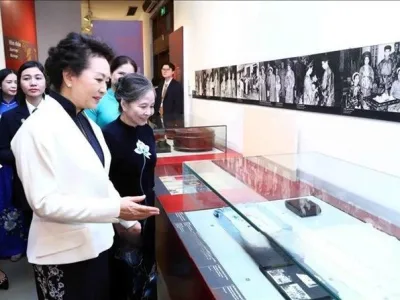 越共中央总书记阮富仲夫人和中共中央总书记、国家主席习近平夫人参观越南妇女博物馆
