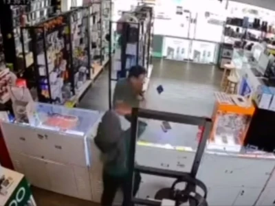 手机贴膜服务不合意，大马华裔男子一耳光把女店员打懵了...