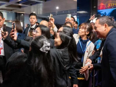【组图】洪玛耐抵达日本，大批侨胞前往迎接