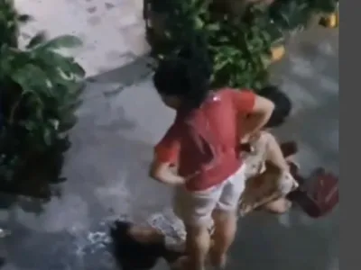 对自家孩童绑手绑脚，金边2名女子被警方带走！