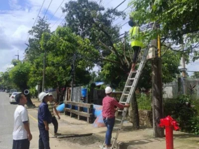 缅甸仰光非法连接在电线杆上的网络光纤以及WIFI线被清理