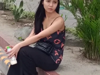 okada附近的一个中国公司门口，有个菲妹疑似走丢了