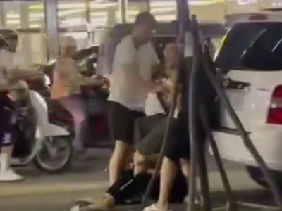 西港独立大道上一名年轻男子当街遭电击