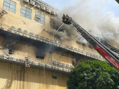 连烧4天 金边火灾大楼可能会倒塌