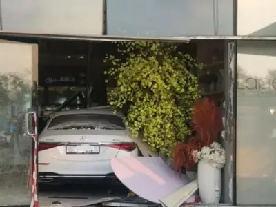 迪拜一车辆突然加速撞进路边商店