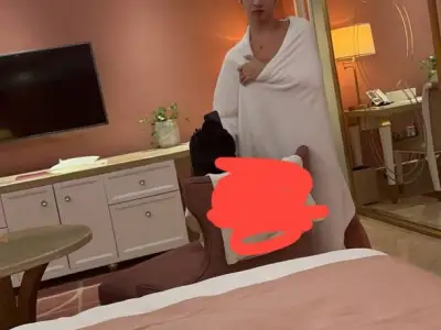 网友投稿：此人人妖，微信视频另一个人视频 然后来的人妖
