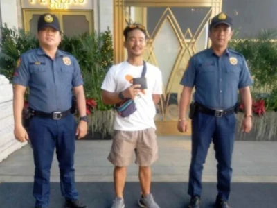 两名诚实警察归还装有P2.2万的钱包