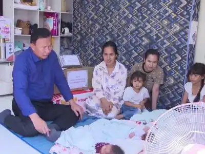 洪森夫妇资助三胞胎家庭1250美元