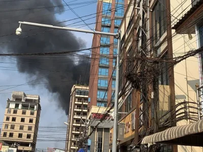 浓烟滚滚！老挝万象老中国城附近突发火灾，疑似工业气体生产工厂
