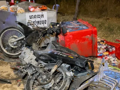 金边一中国男子酒驾撞路边摊，欲逃逸时被居民拦住！