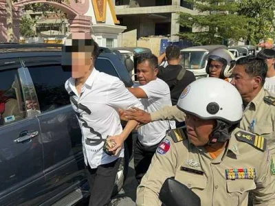 中国男子开车肇事，态度嚣张竟然袭警