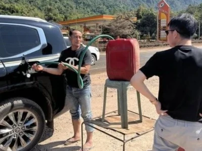 老挝柴油荒激发危机：司机油桶救急成加油站焦点！