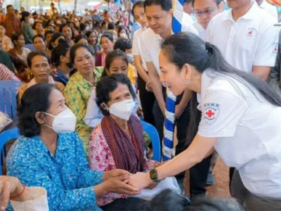 柬埔寨第一夫人率志愿医生为民众提供免费治疗