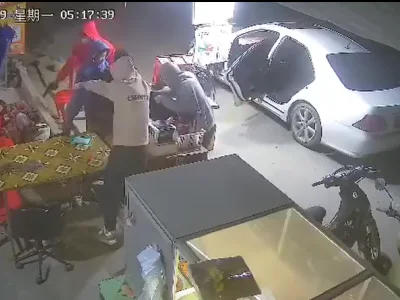 “别动，动就开枪！”缅甸木姐做换钱生意的人被抢劫