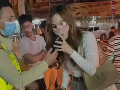 连环车祸！万象市塔銮红绿灯路口三车连撞，疑似酒驾引起
