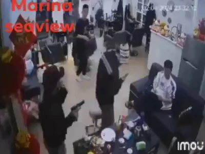 网友投稿：海景花园一理发店被几个小菲持枪化缘过年