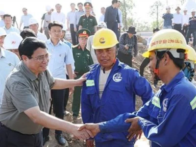 越南政府总理范明政视察南部地区重要交通项目