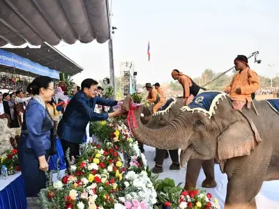 老挝主席通伦携夫人参加沙耶武里大象节开幕式，现场人山人海，十分壮观！