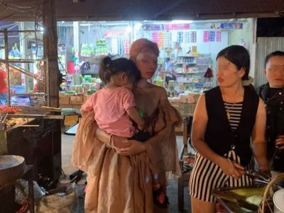 万象某市场出现1名抱着孩子神志不清的女子，称跟来的中国男子要打她...