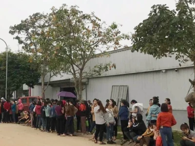 越南一家韩资企业，还没等宣布要延迟发工资，工人们就提前罢工，要求发薪水，搞得公司措手不及