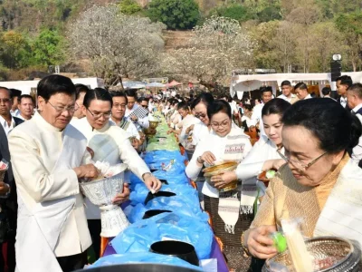 虔诚！老挝国家主席通伦参加瓦普节布施仪式，历尽沧桑的千年古庙，仍是佛教徒们心中的信念...