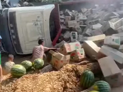 老挝琅勃拉邦一辆运西瓜的卡车侧翻，西瓜滚落一地