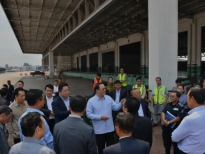 老挝总理宋赛视察万象塔纳楞陆港，鼓励解决国际货物过境点的堵塞问题，高效利用铁路服务...