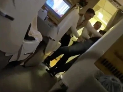 场面火爆！醉酒乘客大闹迪拜飞往伊斯兰堡的航班，被机组人员制服