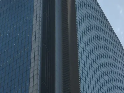 网友投稿：谁想不开了，从rcbc旁边的大楼顶楼一直往下爬
