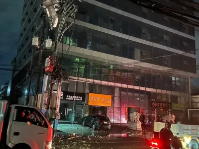 网友投稿:华庭旁边楼坏了，大石块直接掉下来了