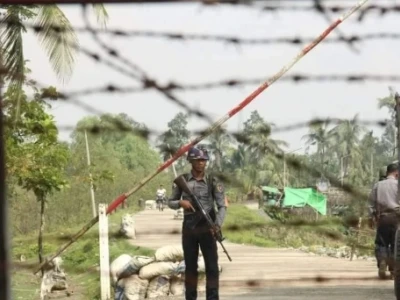 克钦邦孙布拉蚌镇，包括警长在内，13名警员向克钦军投诚