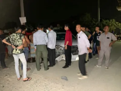 金边一轿车被火车撞！
