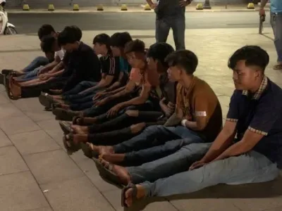 金边一群不良少年骑车撞伤警察，现均被捕！