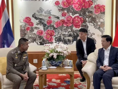 900多名中国人被遣送回国！这名泰国警官火了！
