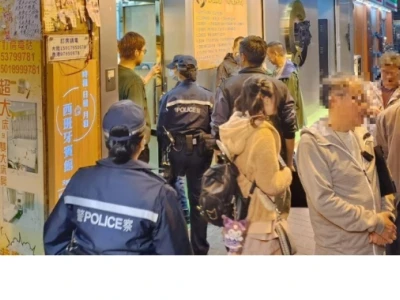 香港警方多区反罪恶挫黑帮气焰，拘47人破武器库毒品仓等