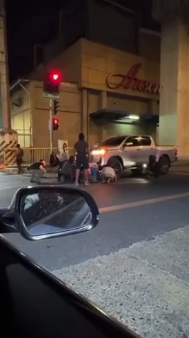 网友投稿：昨晚Makati过铁路的这里发生车祸，司机卷入车底