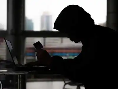 在新加坡替诈骗集团洗黑钱122万，中国籍行政助理监四年半