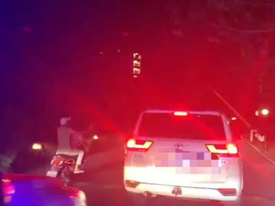 开车冲撞交警设卡处，一中国男子被捕
