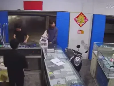 缅北木姐一天发生2起绑架案！有人被持枪黑衣人拿手铐带走