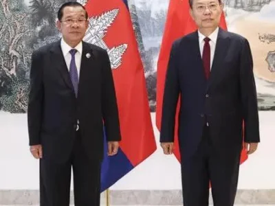 赵乐际会见柬埔寨国王顾问团主席洪森