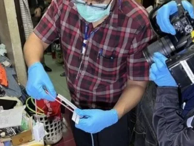 泰国15岁少年边玩手机边充电，没想到竟会触电身亡！
