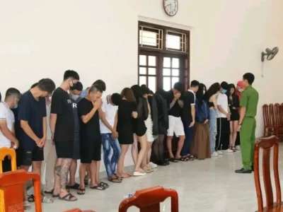 数十名年轻人在酒吧闲逛，29人吸毒呈阳性