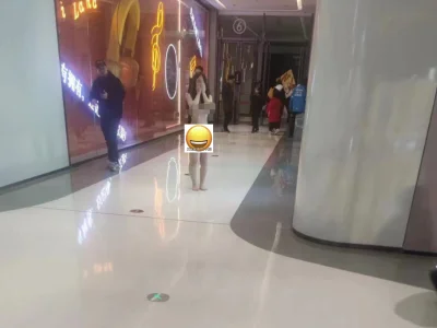 妙龄女子全裸逛街，不遮私处专怕看脸？